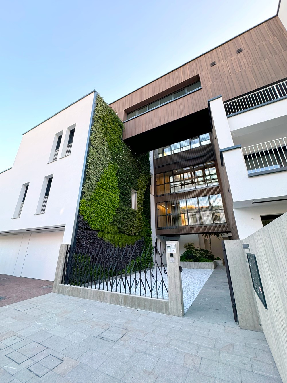 Blog Indoor and Outdoor Green Walls: Technical and Design Differences